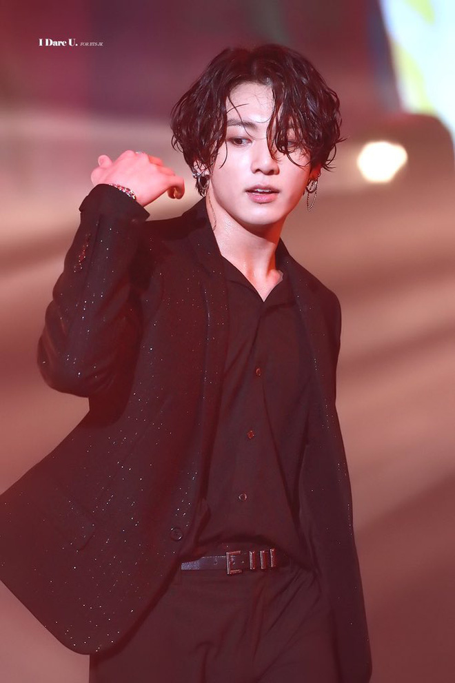 Fancam của Jungkook (BTS) hot trở lại: Combo hủy diệt tóc ướt, vest đen, cười nhẹ khiến ai xem cũng xuýt xoađổ gục - Ảnh 10.