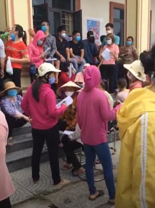 Bắc Giang: Người dân tiêm vaccine tụ tập đông như đi hội, huyện chỉ đạo khẩn trương chấn chỉnh - Ảnh 3.