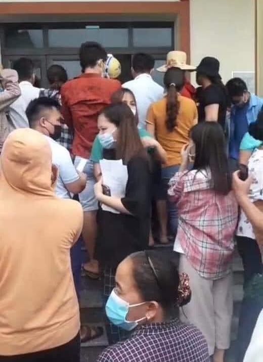 Bắc Giang: Người dân tiêm vaccine tụ tập đông như đi hội, huyện chỉ đạo khẩn trương chấn chỉnh - Ảnh 4.
