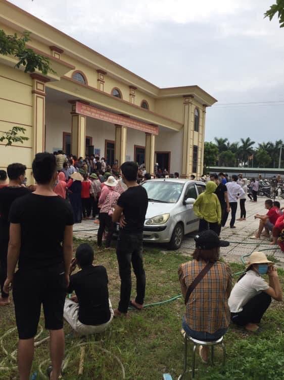 Bắc Giang: Người dân tiêm vaccine tụ tập đông như đi hội, huyện chỉ đạo khẩn trương chấn chỉnh - Ảnh 2.
