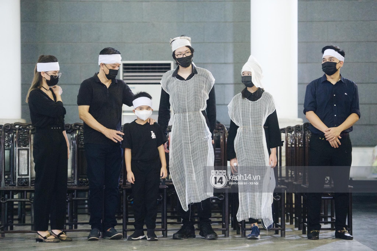 2 người chồng cũ Hoa hậu Thu Thuỷ bật khóc nghẹn ngào, con trai và con gái thất thần trong tang lễ của mẹ - Ảnh 6. 2 người chồng cũ Hoa hậu Thu Thuỷ bật khóc nghẹn ngào, con trai và con gái thất thần trong tang lễ của mẹ - Ảnh 6.