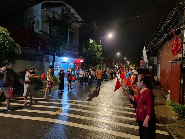Người dân nhiều thôn ở điểm nóng Thuận Thành vỡ òa trong thời khắc kết thúc phong tỏa - Ảnh 1.