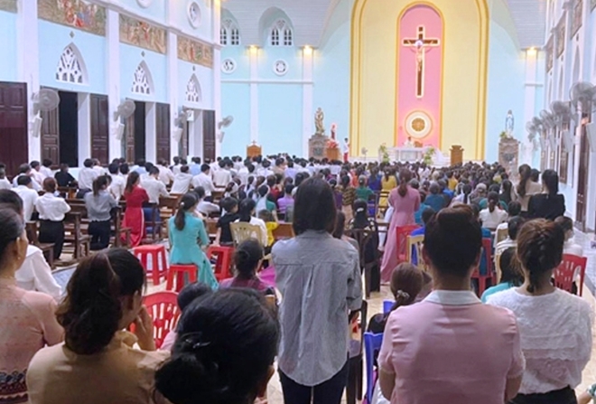 Linh mục phớt lờ T&ograve;a gi&aacute;m mục, đi ngược nỗ lực ph&ograve;ng, chống dịch COVID-19 - Ảnh 1.