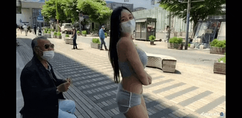 Mặc quần áo sexy livestream nhảy múa giữa đường, nữ streamer xinh đẹp bất ngờ được cụ ông tán tỉnh, đề nghị và cái kết - Ảnh 2.