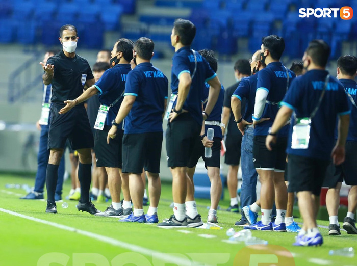 Duy Mạnh b&oacute;p cổ cầu thủ Indonesia sau pha phạm lỗi nguy hiểm với Tuấn Anh - Ảnh 13.