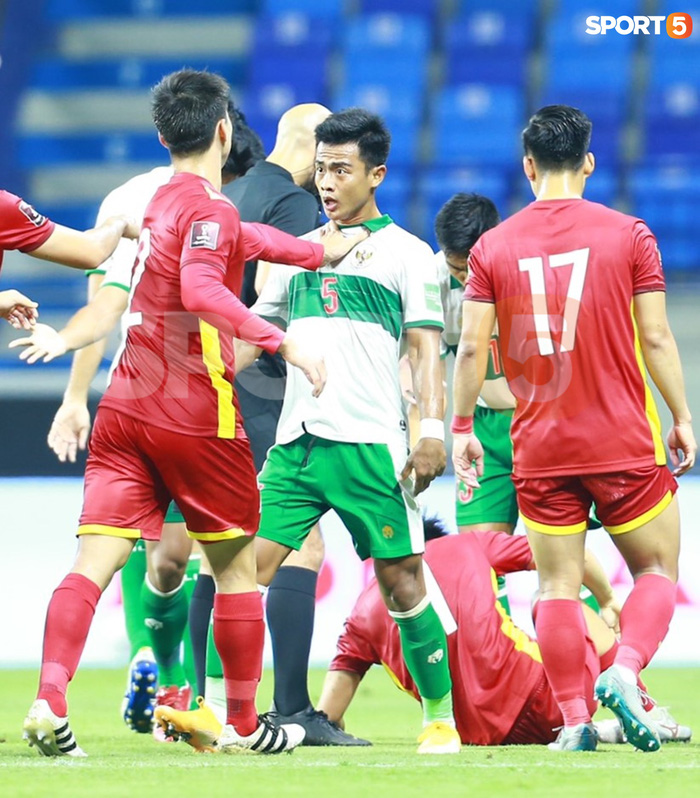Duy Mạnh b&oacute;p cổ cầu thủ Indonesia sau pha phạm lỗi nguy hiểm với Tuấn Anh - Ảnh 4.