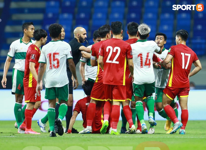 Duy Mạnh b&oacute;p cổ cầu thủ Indonesia sau pha phạm lỗi nguy hiểm với Tuấn Anh - Ảnh 5.