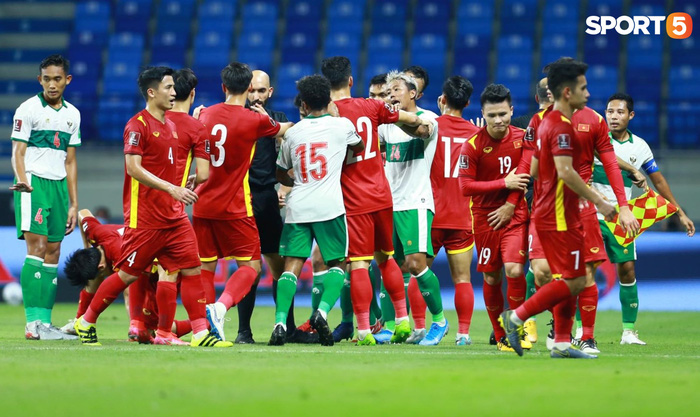 Duy Mạnh b&oacute;p cổ cầu thủ Indonesia sau pha phạm lỗi nguy hiểm với Tuấn Anh - Ảnh 7.