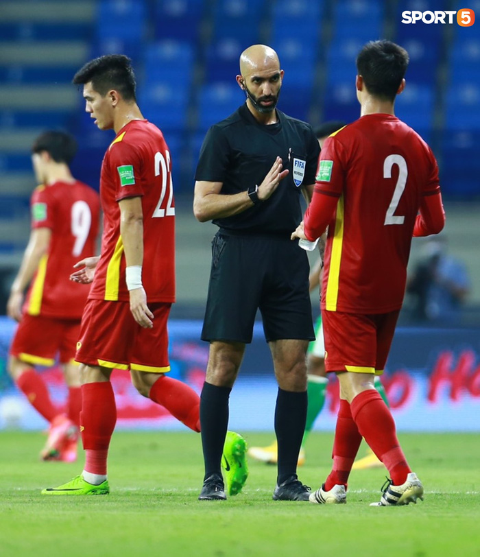 Duy Mạnh b&oacute;p cổ cầu thủ Indonesia sau pha phạm lỗi nguy hiểm với Tuấn Anh - Ảnh 10.