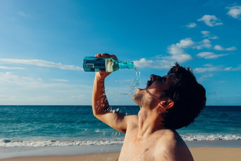 Nam giới sống lâu thường có 4 đặc điểm chung khi uống nước, nếu thực hiện đầy đủ thì sức khỏe có thể yên tâm - Ảnh 3.