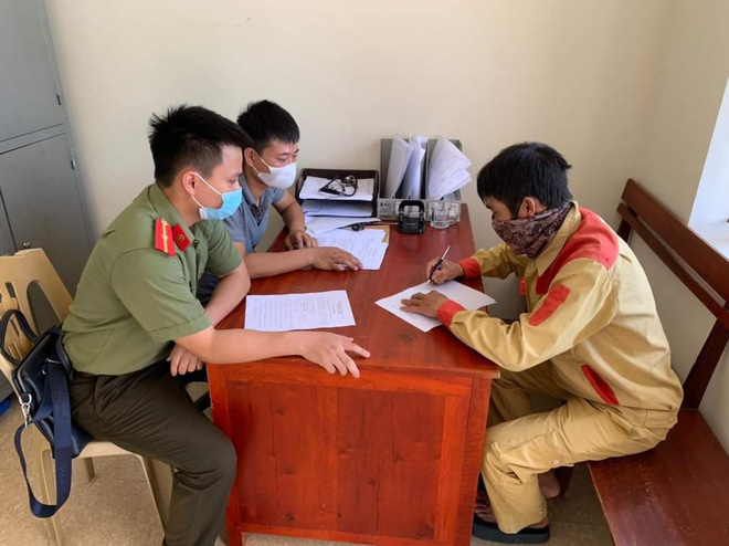 Bị bắt về đồn v&igrave; cố t&igrave;nh vượt chốt v&agrave;o khu vực phong tỏa dịch ở H&agrave; Tĩnh - Ảnh 2.