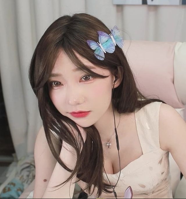 Liên tục bị fan cuồng gửi ảnh của quý, nữ YouTuber xinh đẹp bức xúc, dọa sẽ sưu tập bằng chứng để khởi kiện - Ảnh 1.