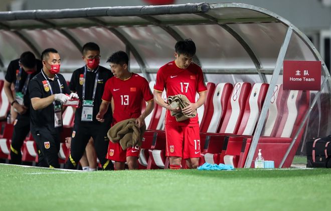Cầu thủ Trung Quốc được khen là thiên tài sau khi tận dụng việc sân có ít khán giả để tung chiêu cực dị khiến đối thủ bị ức chế - Ảnh 1.