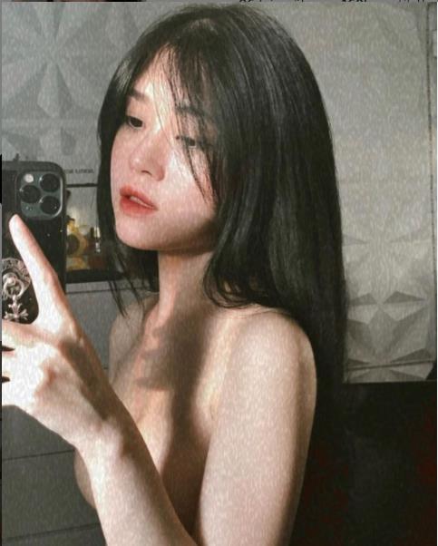 Streamer Thủy Tiên đánh úp fan bằng bức ảnh sexy gây tranh cãi, bán nude hay không? - Ảnh 1.