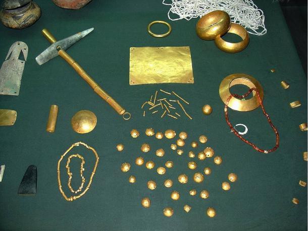 Giải mã bí ẩn bộ xương nằm giữa đống vàng trong cổ mộ nghìn năm - Ảnh 2.