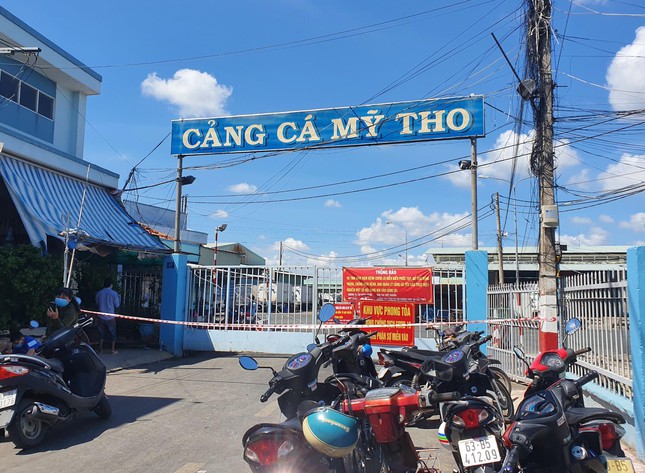 Phong tỏa cảng cá Mỹ Tho vì có nhiều ca nghi mắc COVID-19 - Ảnh 1.