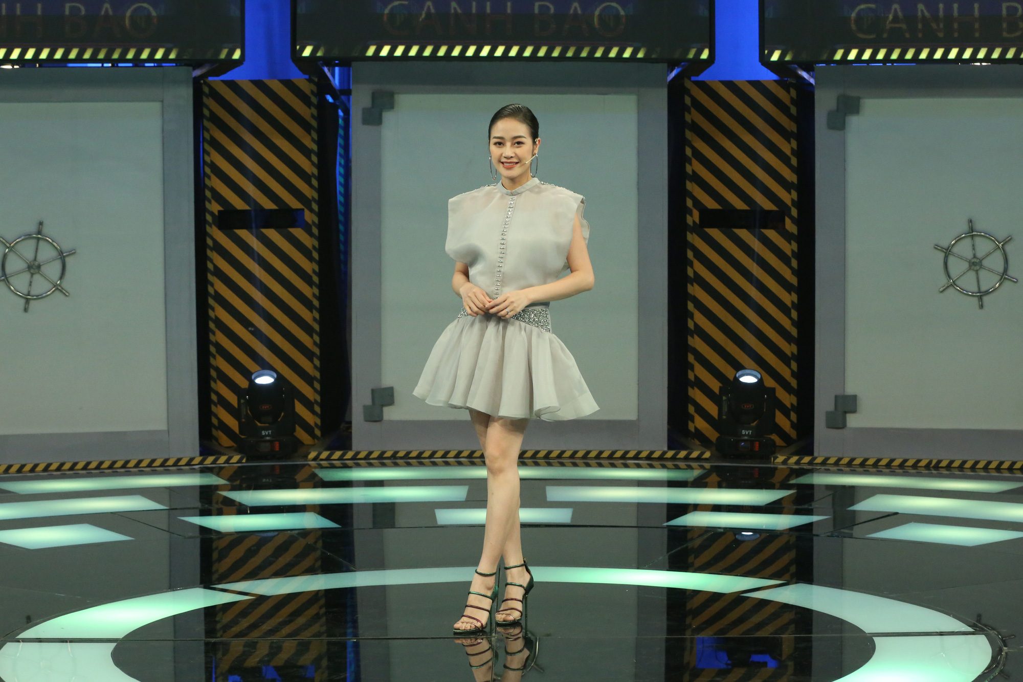 MC Phí Linh tiết lộ cuộc sống hôn nhân: Không giữ tiền của chồng, vẫn nắm tay và hôn nhau mỗi sáng - Ảnh 1. MC Phí Linh tiết lộ cuộc sống hôn nhân: Không giữ tiền của chồng, vẫn nắm tay và hôn nhau mỗi sáng - Ảnh 1.