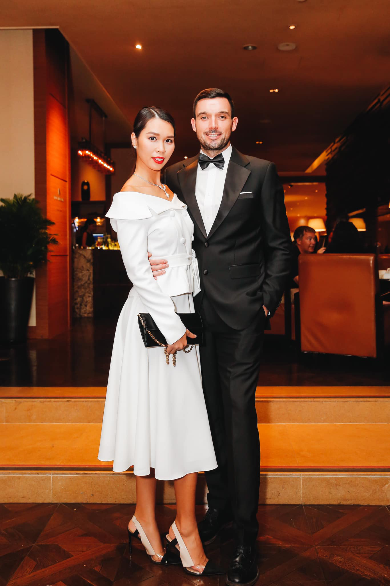 2 chị em ruột Vbiz lấy chồng T&acirc;y: Chồng H&agrave; Anh c&oacute; ngoại h&igrave;nh ấn tượng, ai ngờ xem pro5 của cậu em rể c&ograve;n bất ngờ hơn? - Ảnh 3.