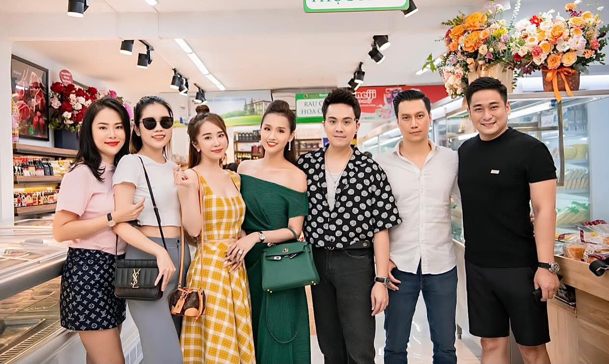 Cá sấu chúa Quỳnh Nga hiếm lắm mới hội ngộ chàng IT Minh Tiệp sau 12 năm, nhưng netizen chỉ chăm chăm ship với Việt Anh - Ảnh 2. Cá sấu chúa Quỳnh Nga hiếm lắm mới hội ngộ chàng IT Minh Tiệp sau 12 năm, nhưng netizen chỉ chăm chăm ship với Việt Anh - Ảnh 2.