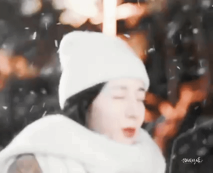 Địch Lệ Nhiệt Ba khoe nhan sắc thiên thần giữa mưa tuyết nhưng vẫn bị netizen chê lên phim già lắm? - Ảnh 2.