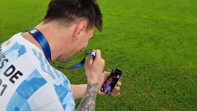 Khi Messi bước lên bục vinh quang, anh dùng điện thoại gì để gọi cho người thân - Ảnh 3.