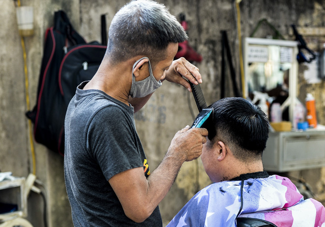 Diễn biến dịch trưa 12/7: Việt Nam ghi nhận kỷ lục 2.367 ca mắc Covid-19; Cửa hàng cắt tóc ở Hà Nội đông nghịt người trước giờ tạm dừng hoạt động - Ảnh 2.
