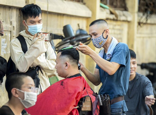 Diễn biến dịch trưa 12/7: Việt Nam ghi nhận kỷ lục 2.367 ca mắc Covid-19; Cửa hàng cắt tóc ở Hà Nội đông nghịt người trước giờ tạm dừng hoạt động - Ảnh 4.
