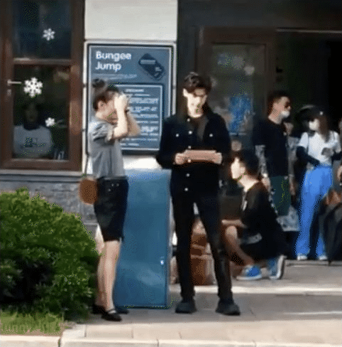 La V&acirc;n Hi nắm chặt tay Ng&ocirc; Thiến qua đường ở phim mới, cả một bầu trời B&ecirc;n Nhau Trọn Đời được t&aacute;i hiện tuyệt đẹp - Ảnh 3.