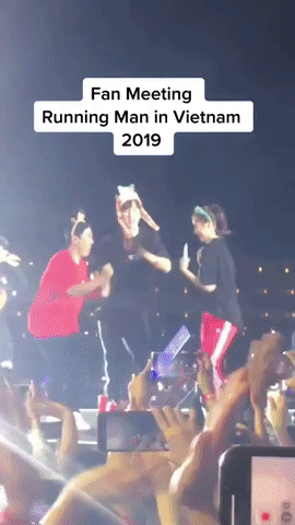Clip hiếm: Lee Kwang Soo - Jeon So Min và dàn sao Running Man quẩy cực đáng yêu trong buổi fan meeting ở Việt Nam - Ảnh 3.