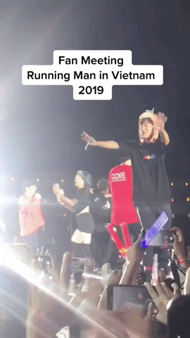Clip hiếm: Lee Kwang Soo - Jeon So Min và dàn sao Running Man quẩy cực đáng yêu trong buổi fan meeting ở Việt Nam - Ảnh 4.