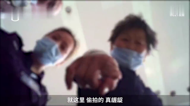 Lắp camera l&ecirc;n gi&agrave;y để quay l&eacute;n phụ nữ, người đ&agrave;n &ocirc;ng lập tức bị ph&aacute;t hiện v&agrave; bắt giữ - Ảnh 1.