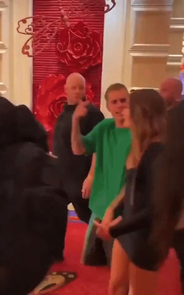 Cả triệu người dậy sóng vì clip Justin Bieber la hét quát vào mặt bà xã Hailey nơi đông người, thực hư thế nào? - Ảnh 3. Cả triệu người dậy sóng vì clip Justin Bieber la hét quát vào mặt bà xã Hailey nơi đông người, thực hư thế nào? - Ảnh 3.