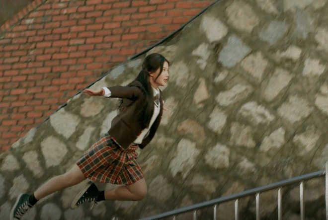 Loạt kỹ xảo giả tr&acirc;n nh&igrave;n ph&aacute;t ng&aacute;n ở phim H&agrave;n: Kim Yoo Jung - Cha Eun Woo biết bay từ bao giờ vậy? - Ảnh 5.