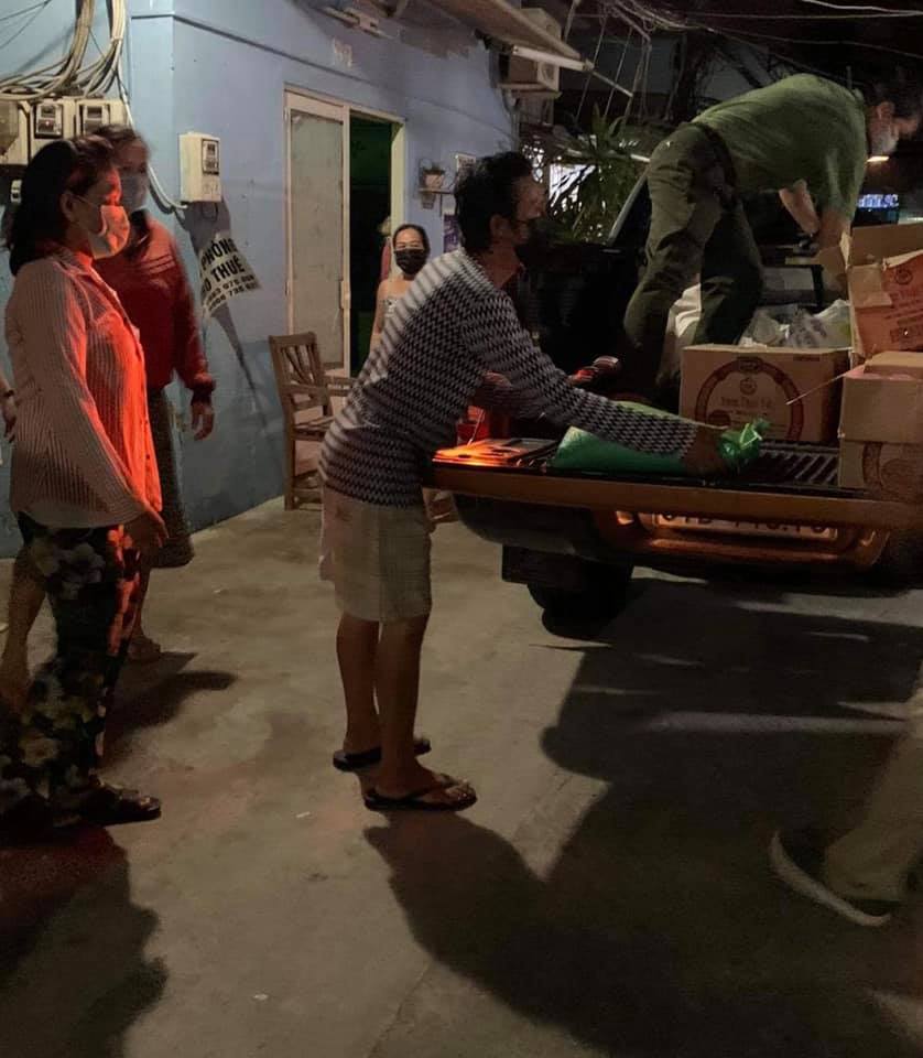 Đóng góp tận 20 tấn gạo từ thiện mùa dịch, Thuỷ Tiên bỗng bị netizen tràn vào Facebook tố phân biệt đối xử - Ảnh 5.