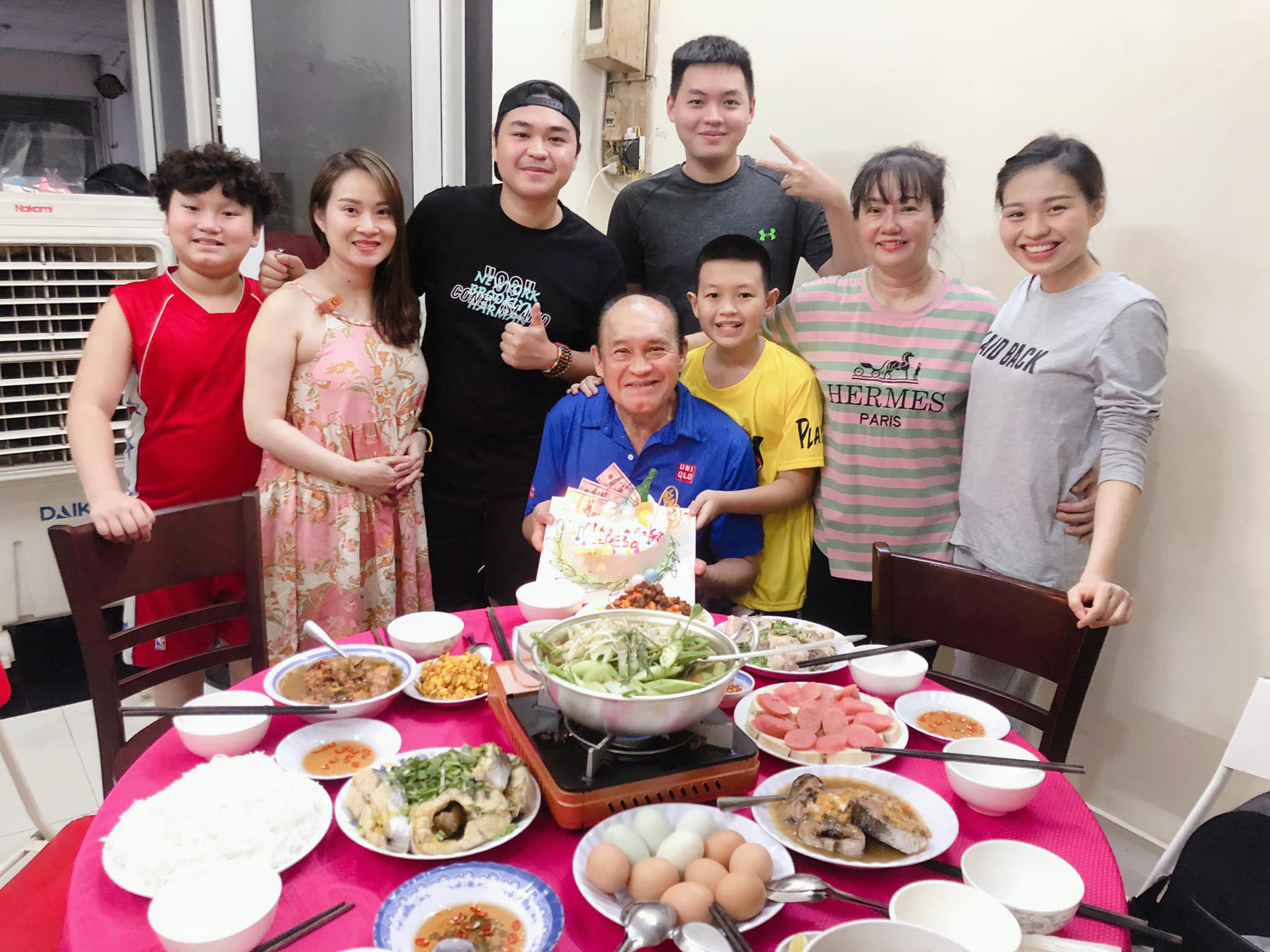 Khoảnh khắc hiếm hoi Duy Phước và Lê Lộc xuất hiện bên gia đình riêng của bố Duy Phương, cử chỉ mẹ kế nói lên tất cả! - Ảnh 2. Khoảnh khắc hiếm hoi Duy Phước và Lê Lộc xuất hiện bên gia đình riêng của bố Duy Phương, cử chỉ mẹ kế nói lên tất cả! - Ảnh 2.