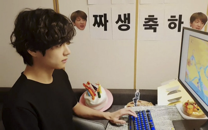 Chơi game cùng ARMY chưa đủ, V (BTS) khiến game thủ phải thèm thuồng khi tậu về món bảo bối này! - Ảnh 1. Chơi game cùng ARMY chưa đủ, V (BTS) khiến game thủ phải thèm thuồng khi tậu về món bảo bối này! - Ảnh 1.