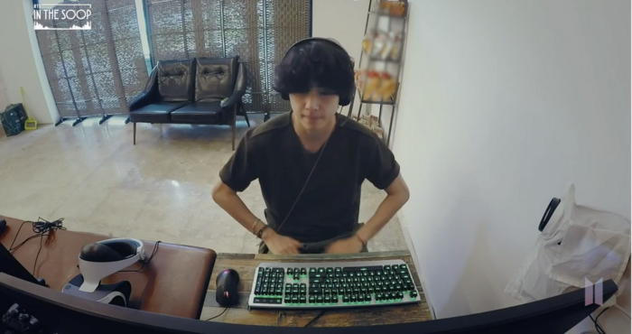 Chơi game cùng ARMY chưa đủ, V (BTS) khiến game thủ phải thèm thuồng khi tậu về món bảo bối này! - Ảnh 2. Chơi game cùng ARMY chưa đủ, V (BTS) khiến game thủ phải thèm thuồng khi tậu về món bảo bối này! - Ảnh 2.