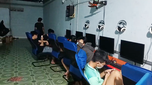 Bất chấp quy định phòng dịch, 12 người tụ tập chơi game bị xử phạt 180 triệu đồng - Ảnh 1.