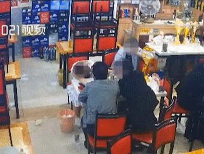 Nửa đêm đi ăn gặp 3 người đàn ông mời rượu, cô gái chẳng mấy chốc gục chết ngay trên bàn, video ghi lại sự việc gây bất bình vì một chi tiết - Ảnh 1. Nửa đêm đi ăn gặp 3 người đàn ông mời rượu, cô gái chẳng mấy chốc gục chết ngay trên bàn, video ghi lại sự việc gây bất bình vì một chi tiết - Ảnh 1.