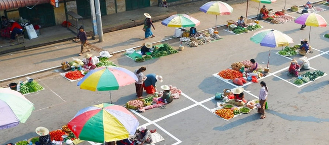 Khu chợ kỳ lạ bày bán giữa lòng đường, ngỡ vi phạm pháp luật nhưng lại là giải pháp cực hay mùa giãn cách - Ảnh 4.