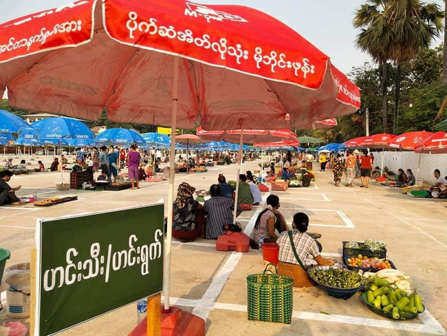 Khu chợ kỳ lạ bày bán giữa lòng đường, ngỡ vi phạm pháp luật nhưng lại là giải pháp cực hay mùa giãn cách - Ảnh 6.