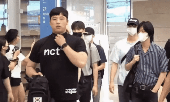 Cựu quản l&yacute; idol Kpop tiết lộ l&yacute; do ra tay đẩy fan đầy th&ocirc; lỗ v&agrave; v&igrave; sao thần tượng phải từ chối nhận qu&agrave; từ fan - Ảnh 2.