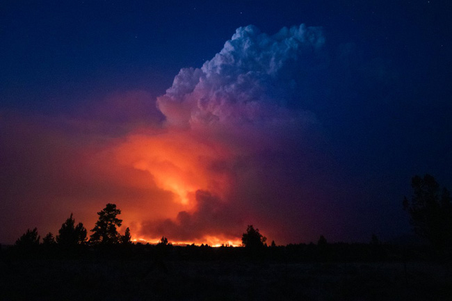 Cháy rừng bùng phát mạnh ở các bang miền Tây nước Mỹ, hàng nghìn ngôi nhà bị ảnh hưởng - Ảnh 1.
