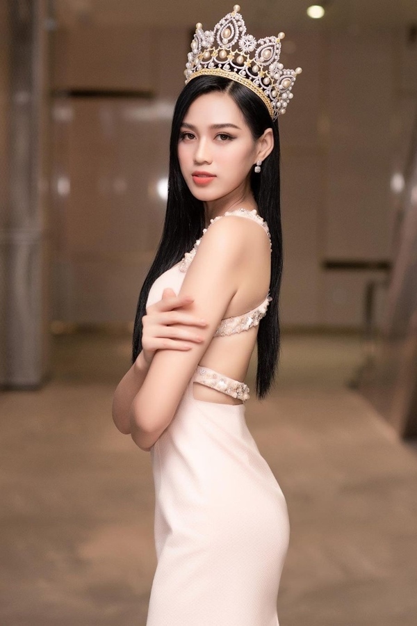 Chiếc váy vàng của Đỗ Thị Hà từng cho đại diện Trung Quốc mượn tại Miss  World đắt khách 