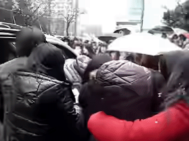 Cựu quản l&yacute; idol Kpop tiết lộ l&yacute; do ra tay đẩy fan đầy th&ocirc; lỗ v&agrave; v&igrave; sao thần tượng phải từ chối nhận qu&agrave; từ fan - Ảnh 3.