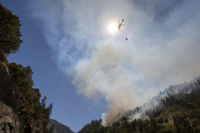 Cháy rừng bùng phát mạnh ở các bang miền Tây nước Mỹ, hàng nghìn ngôi nhà bị ảnh hưởng - Ảnh 2.