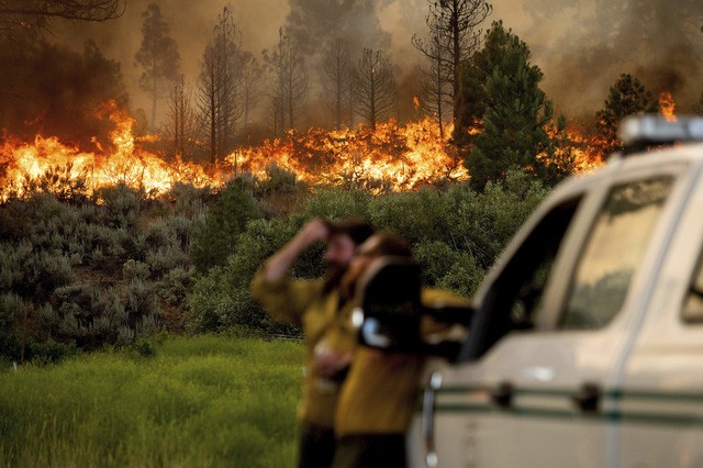 Cháy rừng bùng phát mạnh ở các bang miền Tây nước Mỹ, hàng nghìn ngôi nhà bị ảnh hưởng - Ảnh 3.