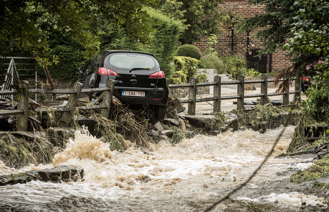 Ít nhất 60 người tử vong và hơn 70 người mất tích sau đợt mưa lớn chưa từng thấy ở Đức và Bỉ - Ảnh 12.