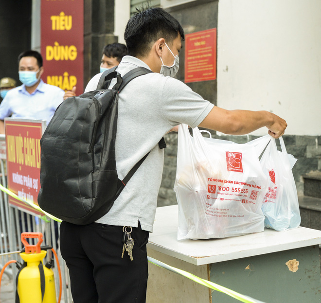 Hà Nội: F1 mang theo lỉnh kỉnh đồ đạc đi cách ly tập trung - Ảnh 8.