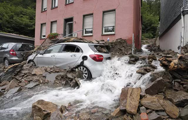 Ít nhất 60 người tử vong và hơn 70 người mất tích sau đợt mưa lớn chưa từng thấy ở Đức và Bỉ - Ảnh 10.